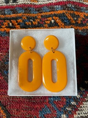 Blush Daisy Earrings